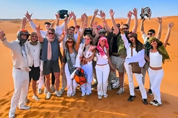 Excursión Desierto Marrakech 3 días estudiantes estudiantes felices en las dunas durante la excursión Desierto Marrakech 3 días