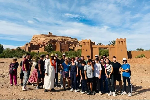 marrakech desierto 5 dias estudiantes visitando la kasbah Ait Ben Haddou Marruecos